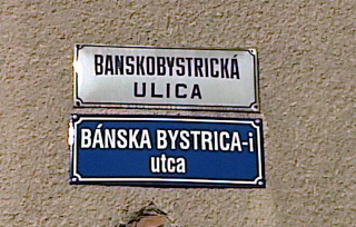 Illustration for article titled Ez itt a létező legjobb kétnyelvű utcanévtábla